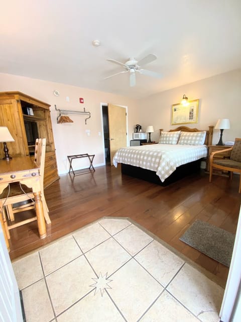 Standard Room, 1 Queen Bed, Mobility Accessible, Non Smoking | Desk, laptop workspace, free WiFi, bed sheets