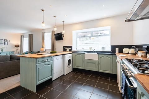 House | Private kitchen | Fridge, microwave, oven, stovetop