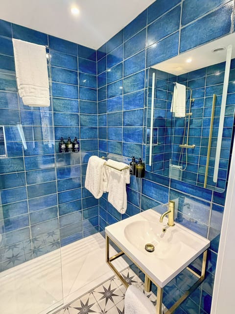 Superior Double Room | Bathroom | Eco-friendly toiletries, hair dryer, towels, soap