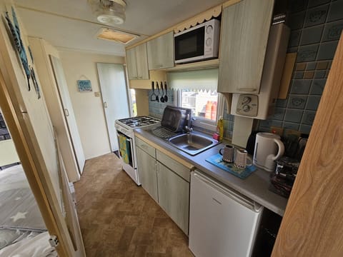 House | Private kitchen | Fridge, microwave, oven, stovetop