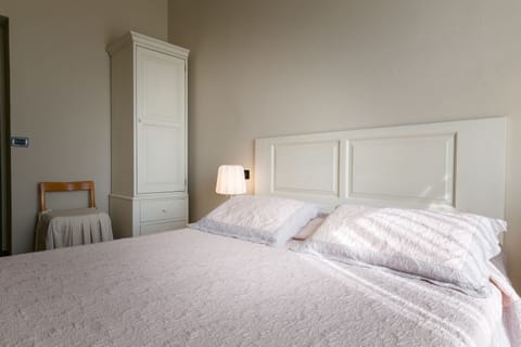 Double or Twin Room, Lake View | Minibar, in-room safe, blackout drapes, free WiFi