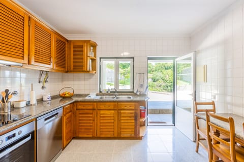 House, 3 Bedrooms, Patio, Mountain View | Private kitchen | Fridge, microwave, oven, stovetop