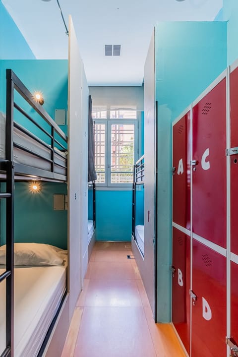 Desk, soundproofing, free WiFi