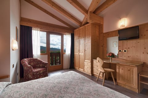 In-room safe, desk, laptop workspace, soundproofing