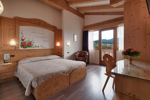 In-room safe, desk, laptop workspace, soundproofing