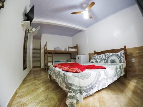 Standard Quadruple Room | Minibar, bed sheets