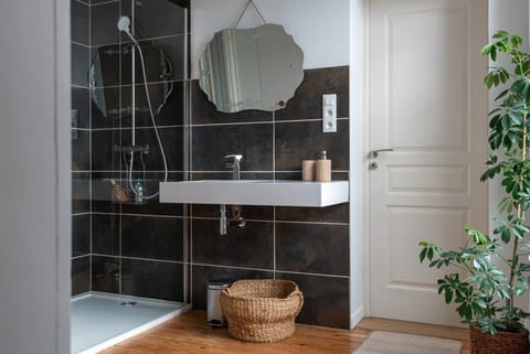 Family Quadruple Room | Bathroom | Shower, hair dryer, towels, soap