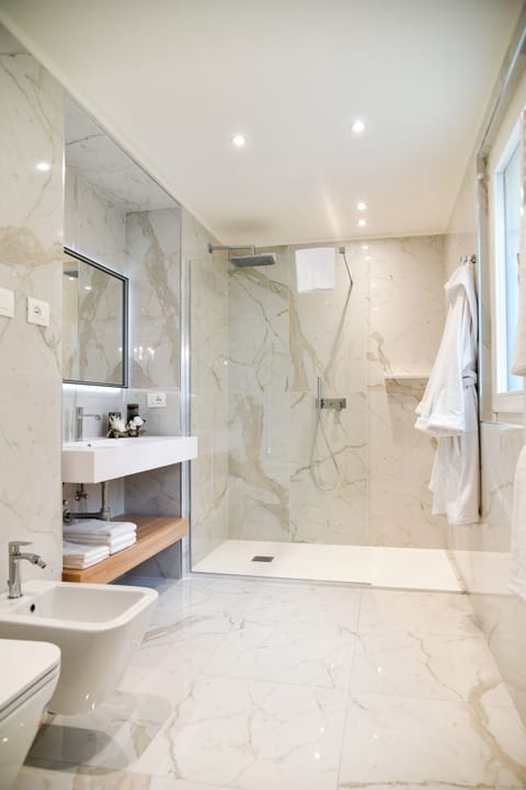 Shower, rainfall showerhead, free toiletries, hair dryer