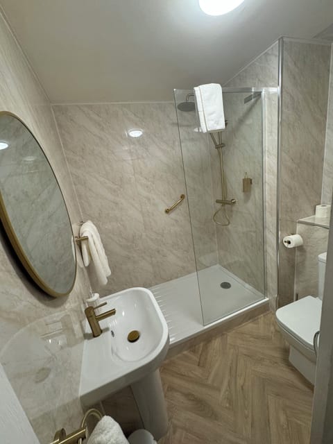 Traditional Double Room | Bathroom | Towels