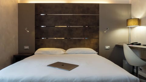 Smart Room | Minibar, in-room safe, desk, soundproofing