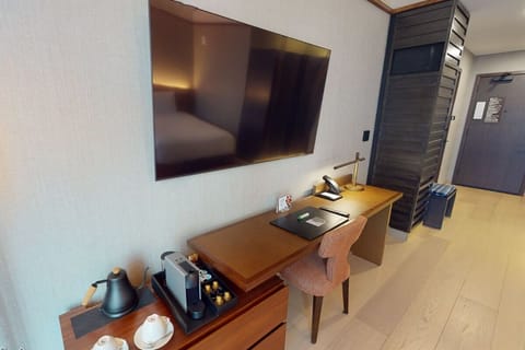 Egyptian cotton sheets, premium bedding, minibar, in-room safe