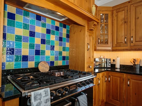 Cottage | Private kitchen | Fridge, dishwasher, electric kettle, toaster