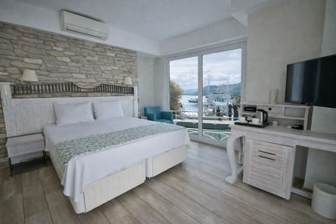 DELUXE ROOM DENIZ MANZARALI | Minibar, in-room safe, laptop workspace, blackout drapes