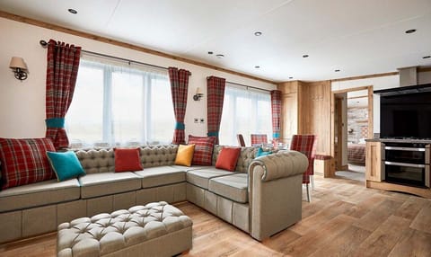 Heartwood 7 Pet Free | Living area | Flat-screen TV