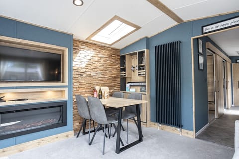 Westwood 6 Berth Accessible | In-room dining