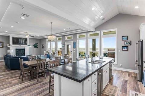 House, 4 Bedrooms | Private kitchen | Fridge, coffee/tea maker, toaster