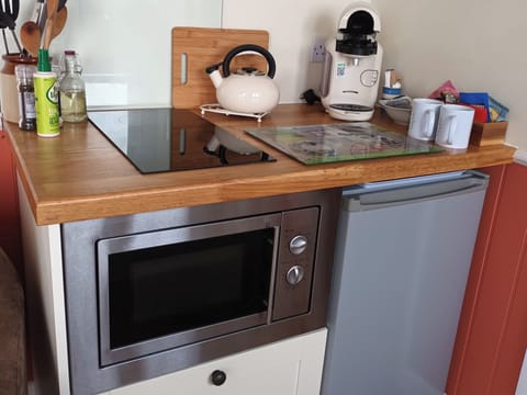 Cottage | Private kitchen | Fridge, electric kettle, toaster, cookware/dishes/utensils