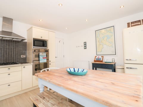 Cottage | Private kitchen | Fridge, dishwasher, electric kettle, toaster