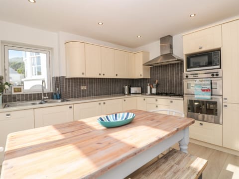 Cottage | Private kitchen | Fridge, dishwasher, electric kettle, toaster