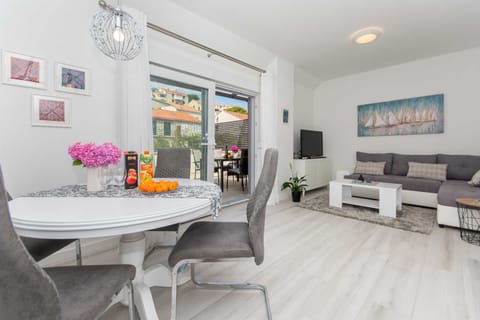 Apartment (One Bedroom Apartment with Terrace) | Dining room