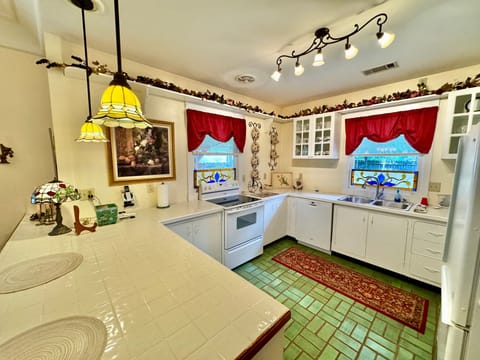 Cottage | Private kitchen | Fridge, microwave, coffee/tea maker