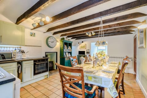 Cottage | Private kitchen | Fridge, electric kettle, toaster, cookware/dishes/utensils