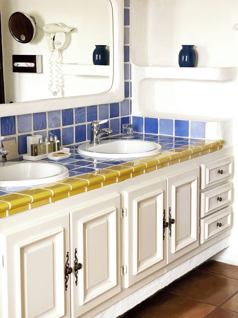 Romantic Suite, 1 Bedroom, Terrace, Garden View | Bathroom | Designer toiletries, hair dryer, bathrobes, slippers