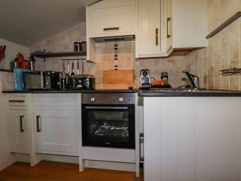 Cottage | Private kitchen | Fridge, electric kettle, toaster, cookware/dishes/utensils