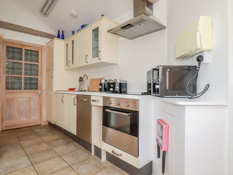 Cottage | Private kitchen | Fridge, dishwasher, electric kettle, toaster