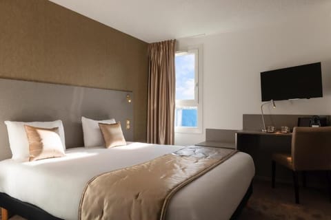 Standard Quadruple Room | Desk, blackout drapes, soundproofing, iron/ironing board