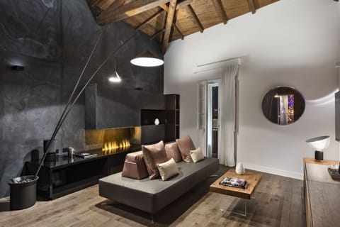 Suite Aurora | Living area | 55-inch Smart TV with satellite channels, TV