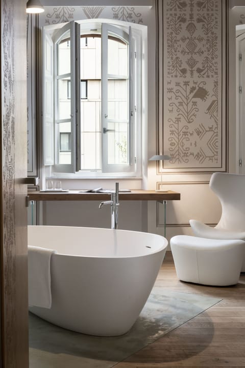 Suite Isola | Living area | 55-inch Smart TV with satellite channels, TV