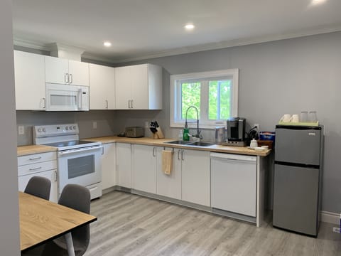 Comfort House, 2 Bedrooms | Private kitchen | Full-size fridge, microwave, oven, stovetop
