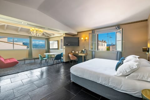 Junior Suite, Sea View | Premium bedding, in-room safe, laptop workspace, blackout drapes