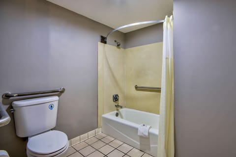 Combined shower/tub, towels