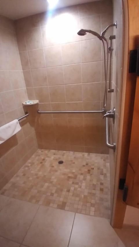 Deluxe Studio Suite, 1 King Bed | Bathroom | Free toiletries, hair dryer