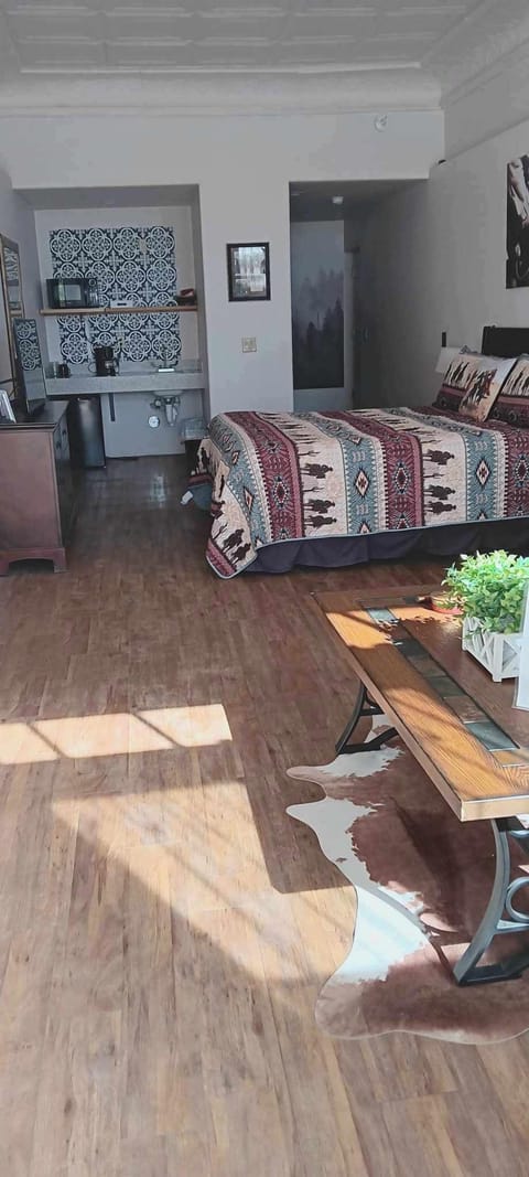 Deluxe Studio Suite, 1 King Bed | Desk, free WiFi, bed sheets