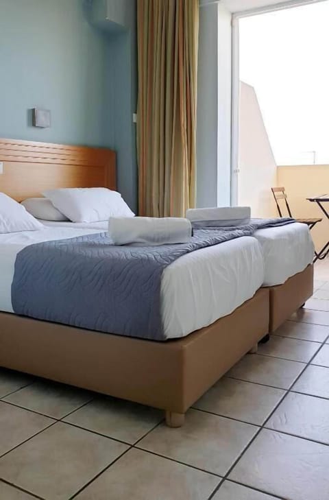 Quadruple Room | In-room safe, soundproofing, free WiFi, bed sheets