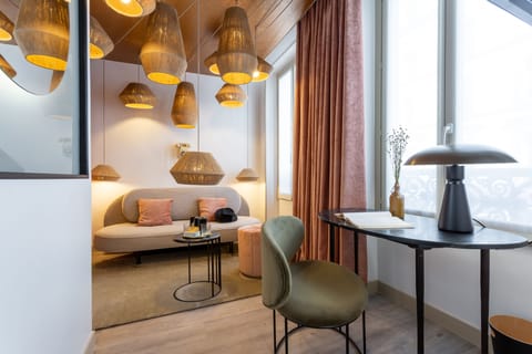 Junior Suite | In-room safe, desk, blackout drapes, soundproofing