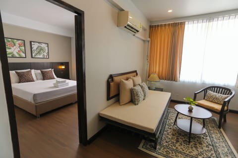 Suite | In-room safe, desk, free WiFi