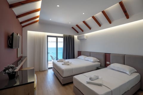 Double or Twin Sea View | Hypo-allergenic bedding, desk, free WiFi, bed sheets