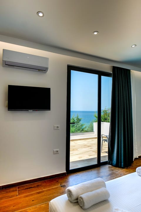 Deluxe Studio Suite, 2 Bedrooms, Sea View | Hypo-allergenic bedding, desk, free WiFi, bed sheets