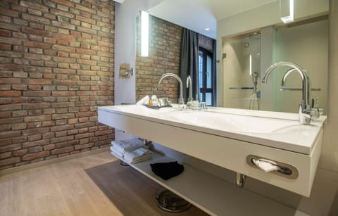 Junior Suite | Bathroom | Eco-friendly toiletries, hair dryer, bathrobes, slippers