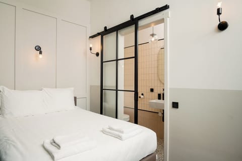 Tiny Room | Hypo-allergenic bedding, desk, laptop workspace, free WiFi