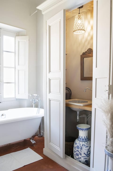 Deluxe Double Room | Bathroom | Hair dryer, towels, soap, shampoo