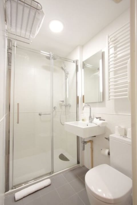 Single Room | Bathroom | Free toiletries, hair dryer, towels