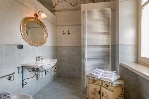 Deluxe Room | Bathroom | Free toiletries, hair dryer, towels, soap