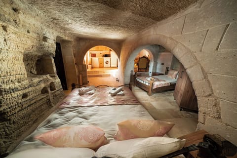 Cave Triple Room | Premium bedding, soundproofing, iron/ironing board, free WiFi
