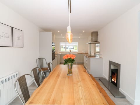 Cottage | Private kitchen | Fridge, dishwasher, electric kettle, toaster