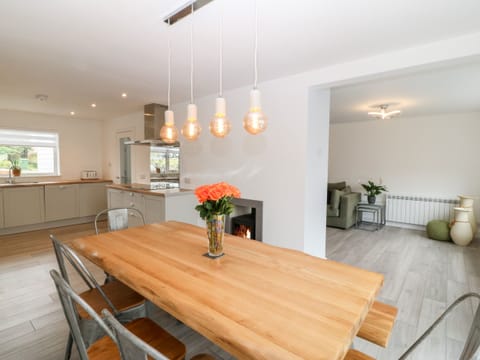 Cottage | Private kitchen | Fridge, dishwasher, electric kettle, toaster